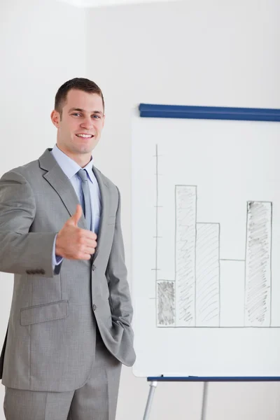 Empresário dando polegar ao lado do gráfico de colunas — Fotografia de Stock