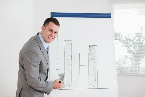Sorridente uomo d'affari modifica grafico a colonne — Foto Stock