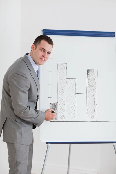 Businessman editing diagram — Stock Photo, Image
