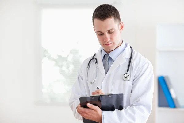 Doctor reading his notes — Stock Photo, Image