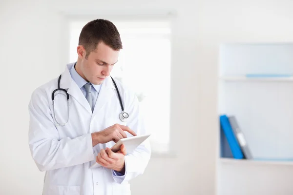 Doctor reading his notes carefully — Stock Photo, Image