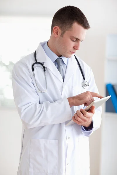 Close up of doctor with notes — Stock Photo, Image