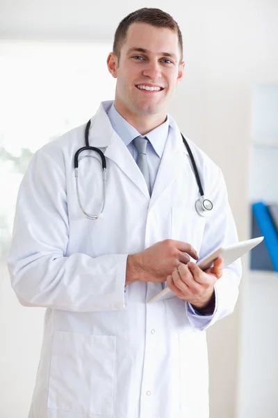 Nahaufnahme eines lächelnden Arztes mit Notizen — Stockfoto