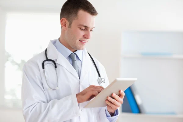 Medico utilizzando tablet — Foto Stock