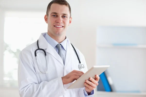 Doutor com seu tablet — Fotografia de Stock