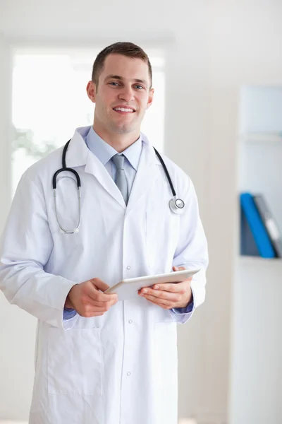 Doctor carrying a tablet — Stock Photo, Image