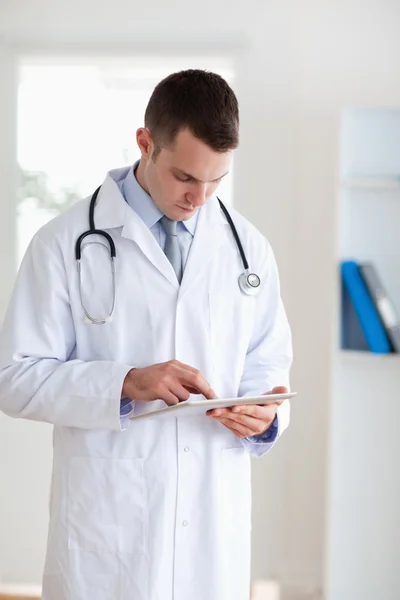 Doctor using his tablet — Stock Photo, Image