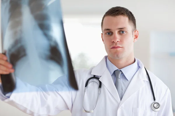 Médico de aparência séria com raio-X — Fotografia de Stock