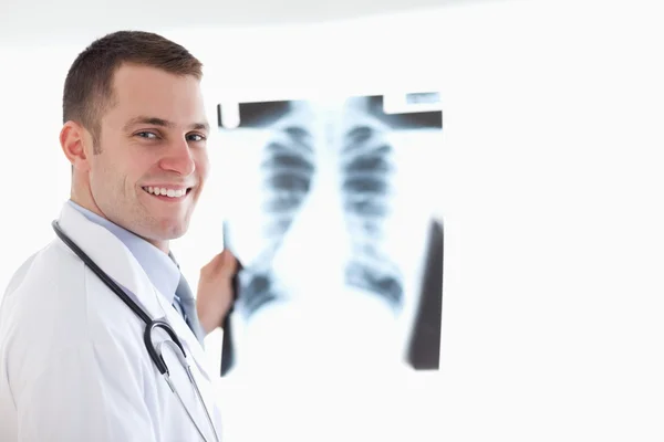 Lachende arts met x-ray — Stockfoto