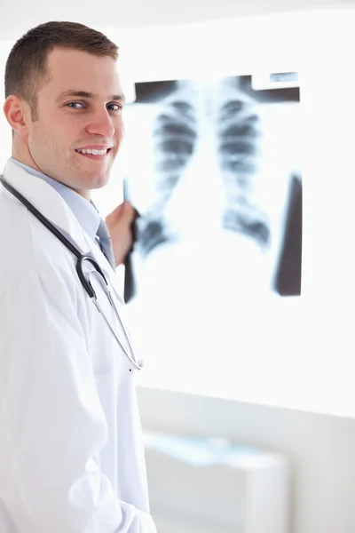 Lachende arts met x-ray afbeelding — Stockfoto