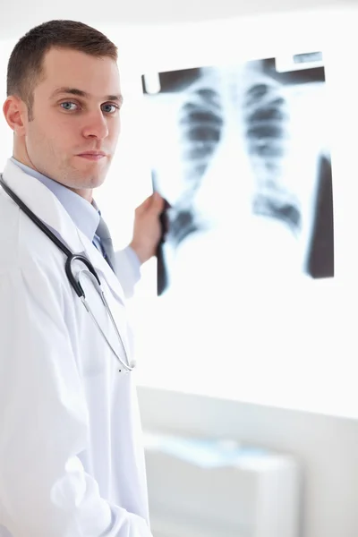 Arts weergegeven: x-ray aan patiënt — Stockfoto
