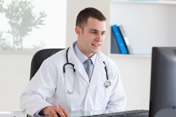 Doctor using his computer — Stock Photo, Image