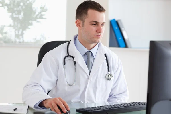 Doctor working on his comptuer — Stock Photo, Image