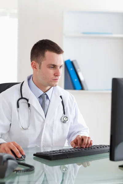 Doctor working with his computer — Stock Photo, Image