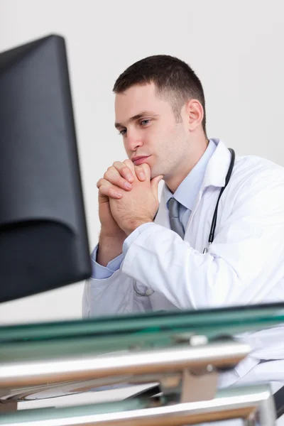 Крупный план врача, смотрящего на экран — стоковое фото