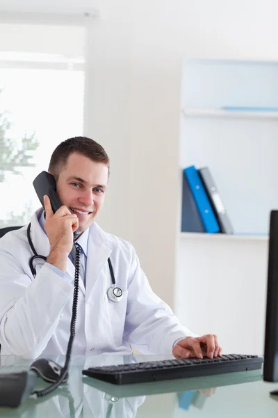 Uśmiechający się lekarz na telefon — Zdjęcie stockowe