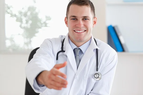 Doctor welcoming patient — Stock Photo, Image