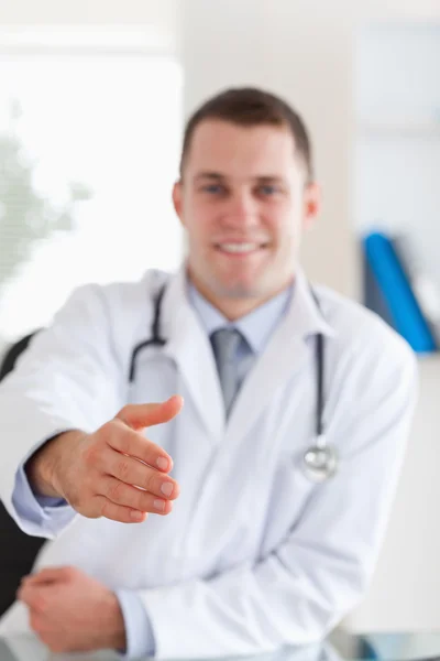 Lekarz oferujących rękę — Zdjęcie stockowe