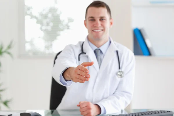 Lächelnder Arzt begrüßt Patienten — Stockfoto