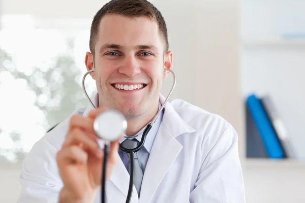 Uśmiechnięty lekarz ze stetoskopem — Zdjęcie stockowe