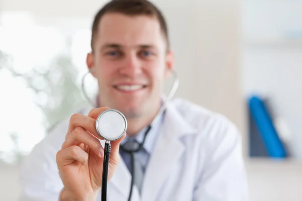 Médico sorridente usando estetoscópio — Fotografia de Stock