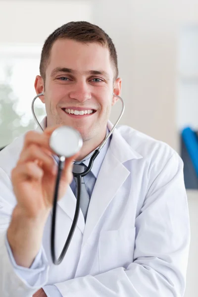 Uśmiechający się lekarz z jego stetoskop — Zdjęcie stockowe