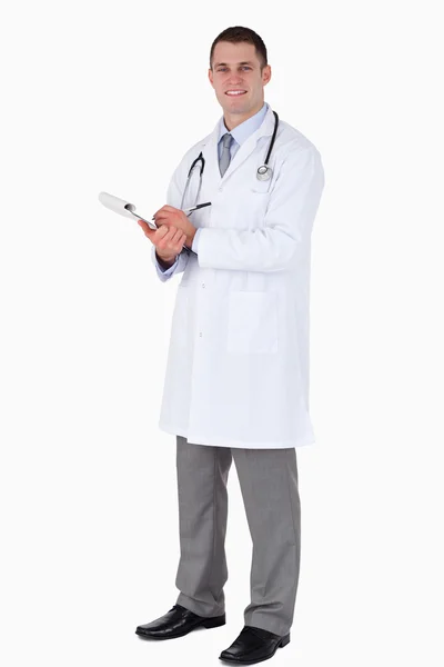 Médico sorridente com suas anotações — Fotografia de Stock