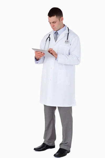Médico usando um comprimido — Fotografia de Stock
