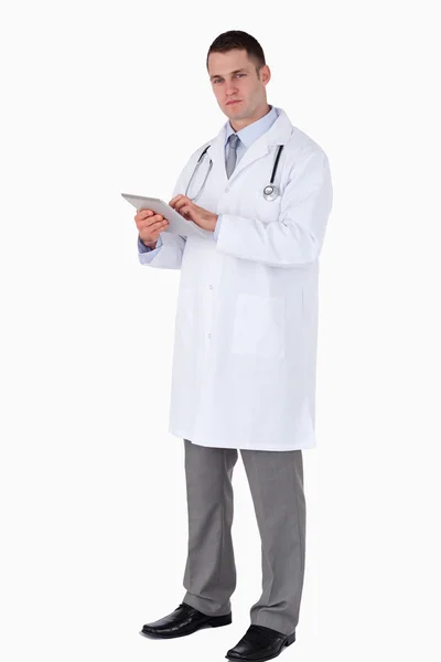 Médico de aparência séria com seu comprimido — Fotografia de Stock