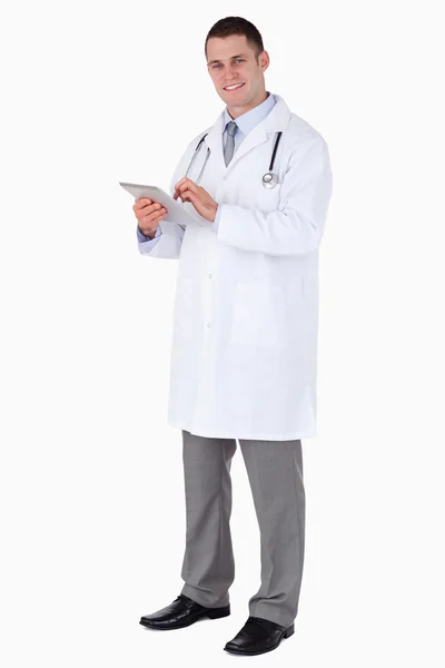 Médico sonriente con un comprimido — Foto de Stock