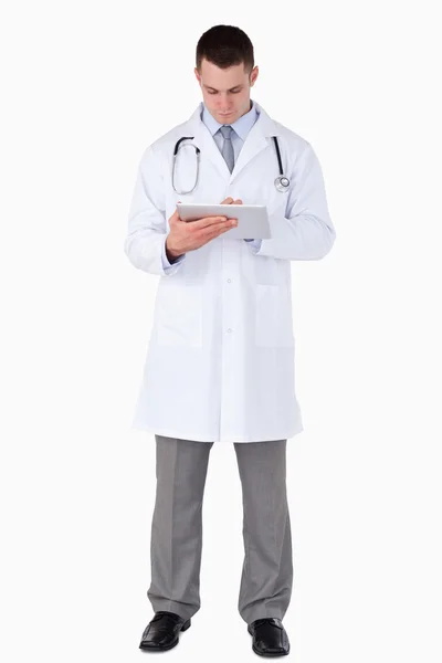 Lékař pomocí dotykové obrazovky počítače — Stock fotografie