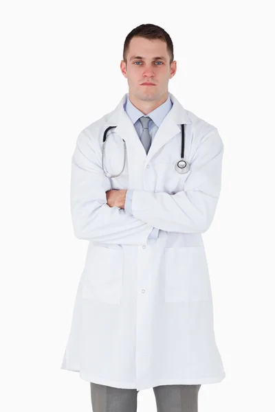 Médico de aparência séria com os braços dobrados — Fotografia de Stock