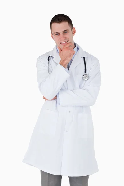 Médico pensante sorridente — Fotografia de Stock