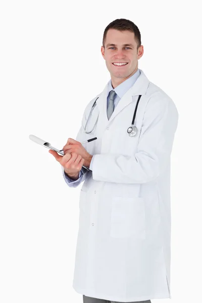 웃는 의사가 필기하는 모습 — 스톡 사진