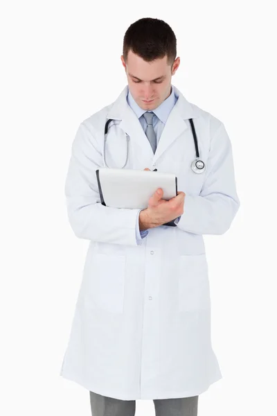 Doutor tendo um olhar cuidadoso para suas notas — Fotografia de Stock