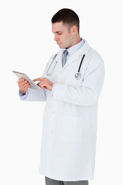 Tabletta tablettát használó orvos — Stock Fotó