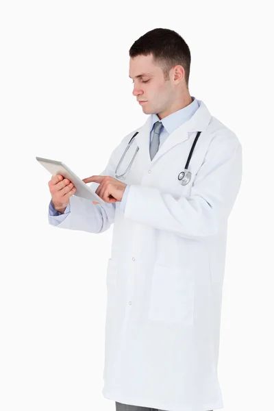 Doutor usando seu computador tablet — Fotografia de Stock