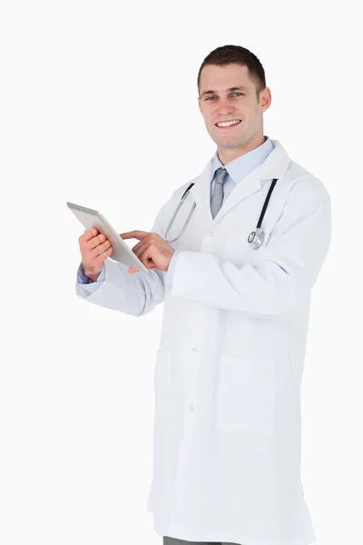 タブレット コンピューターを使用して医師の笑みを浮かべてください。 — ストック写真