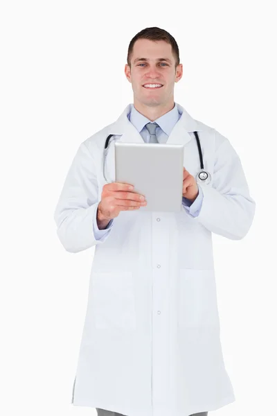 Médico sorridente usando tablet pc — Fotografia de Stock
