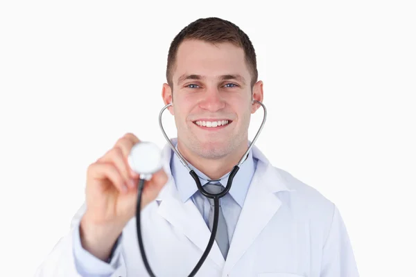 Bliska uśmiechający się lekarza z jego stetoskop — Zdjęcie stockowe