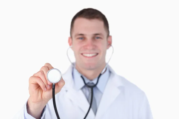 Detailní záběr úsměvem lékař pomocí stetoskop — Stock fotografie