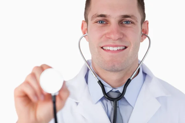 Gros plan du médecin souriant à l'aide d'un stéthoscope — Photo