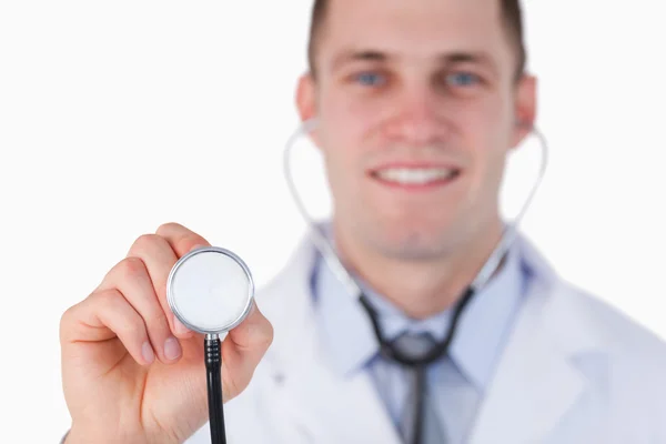 Nahaufnahme eines lächelnden Arztes mit Stethoskop — Stockfoto