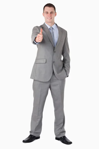 Улыбающийся бизнесмен поднимает большой палец — стоковое фото