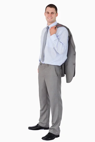 Un hombre de negocios sonriente con su abrigo tirado sobre su hombro —  Fotos de Stock