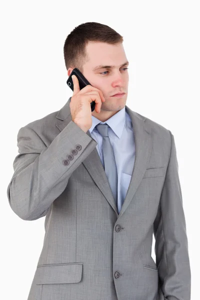 Close up van ernstige uitziende zakenman aan de telefoon — Stockfoto