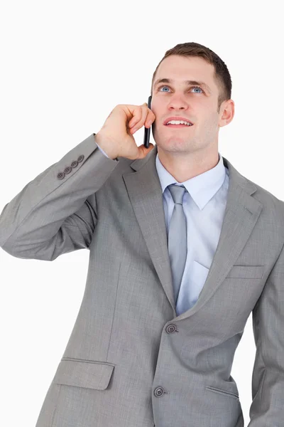 Nahaufnahme eines Geschäftsmannes am Telefon, der nach oben schaut — Stockfoto