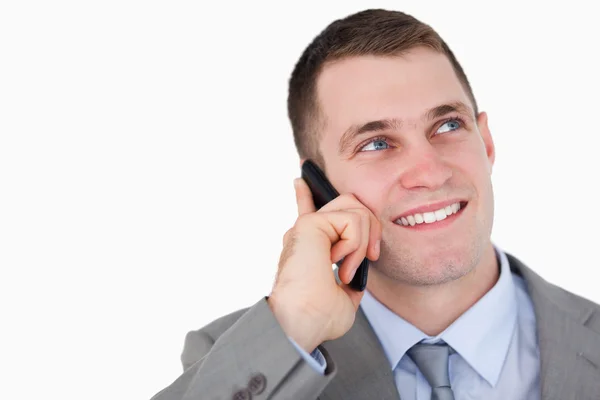 Κοντινό πλάνο επιχειρηματίας κοιτώντας ψηλά, ενώ στο τηλέφωνο — Φωτογραφία Αρχείου