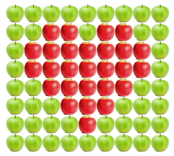 Maçãs verdes molhadas com maçãs vermelhas no meio — Fotografia de Stock