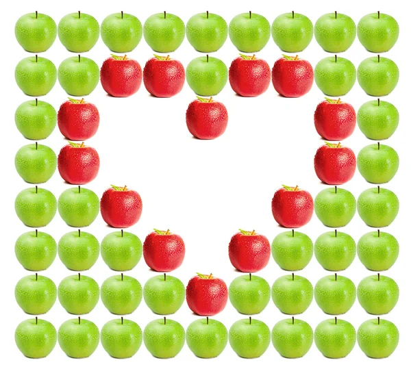 Zelená mokrá jablka s červenými jablky tvarování srdce mezi — Stock fotografie